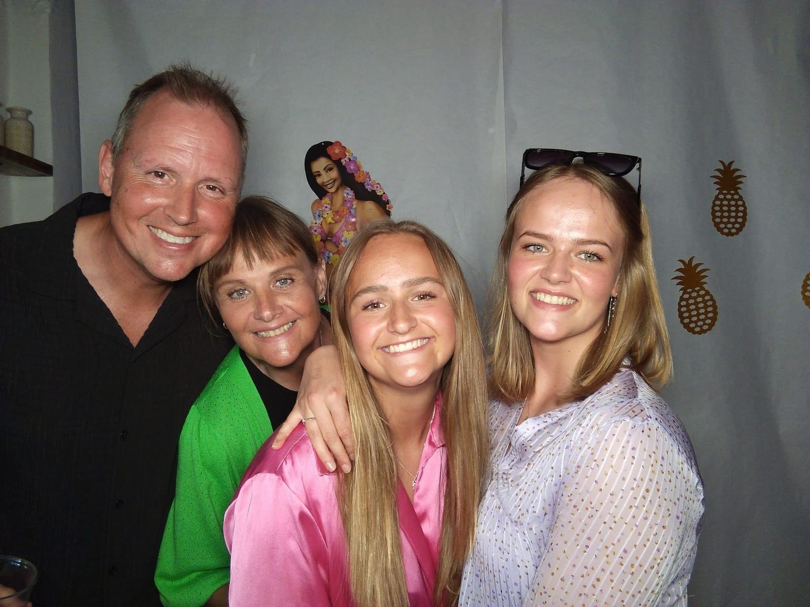 Kenneth med familien til fest