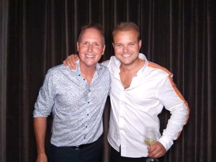 Kenneth og en ven til fest