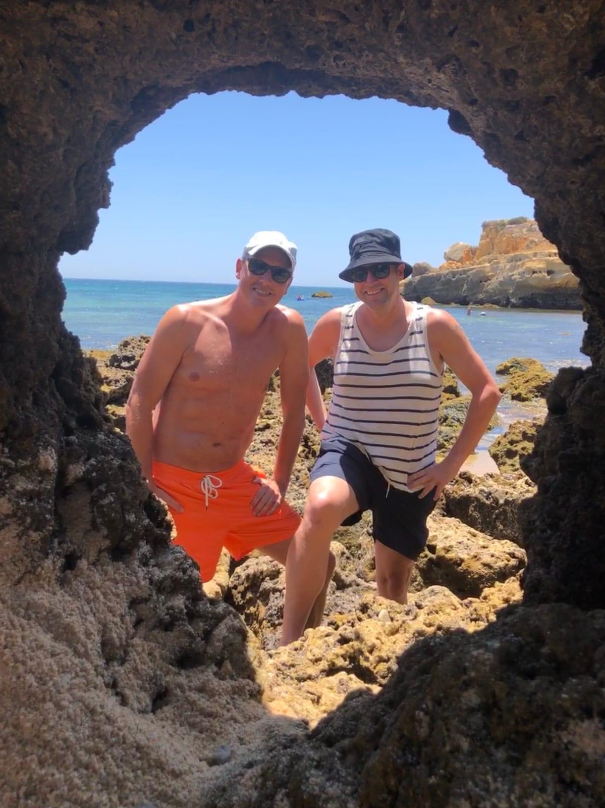 Kenneth og en ven på klipperne ved havet