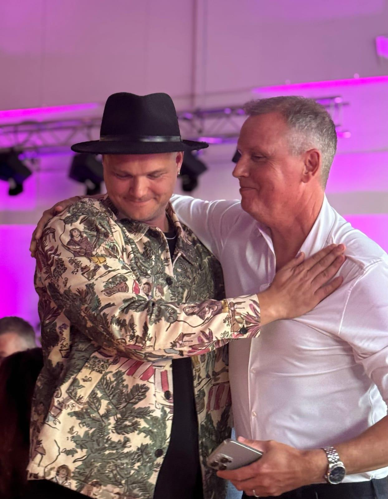 Kenneth giver et kram til en ven
